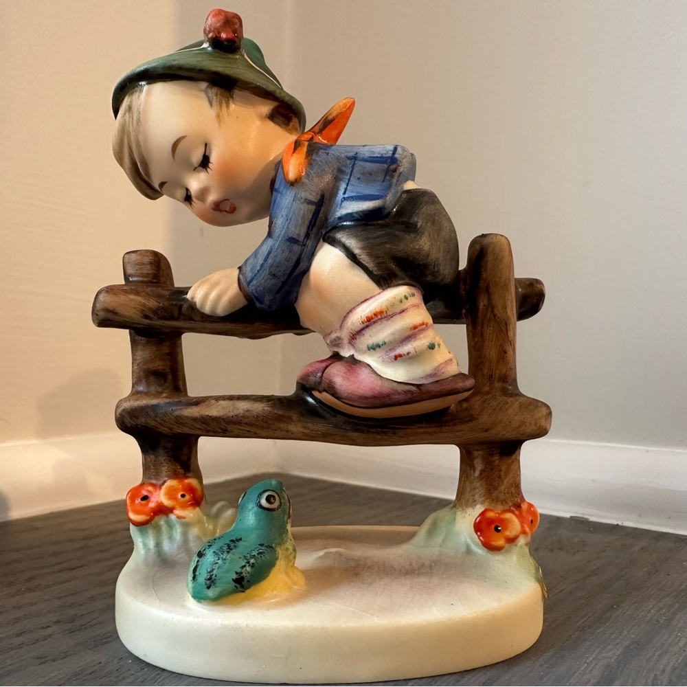 Hummel Goebel Figurine "RETREAT TO SAFETY - TMK 4" - 1948 - Excellent